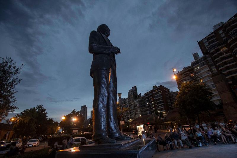 Estatua de Carlos Gardel