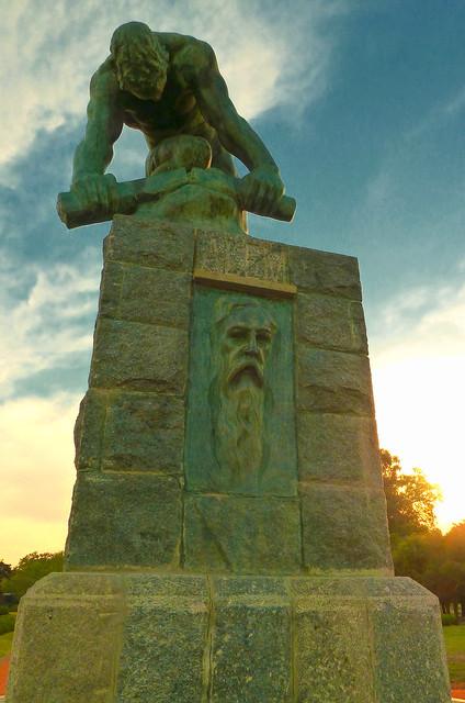 Monumento a Leandro N. Alem