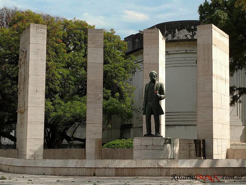 Monumento a Ovidio Lagos