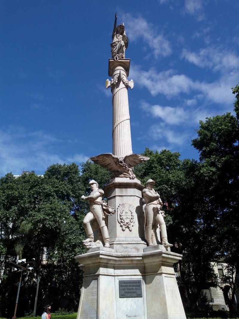 Detalle de la base y verja